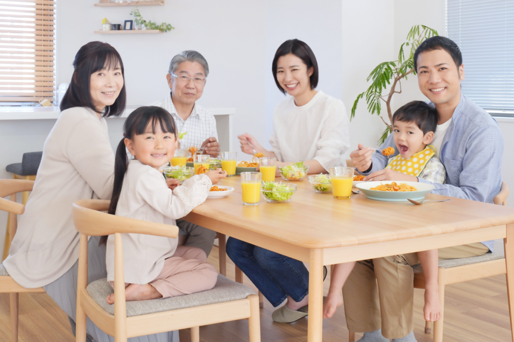 家族で食卓を囲む