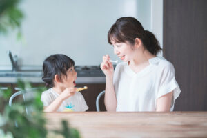 親子で歯磨きをする様子