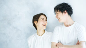 笑顔で向き合う男性と女性