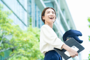 笑顔で振り返る女性