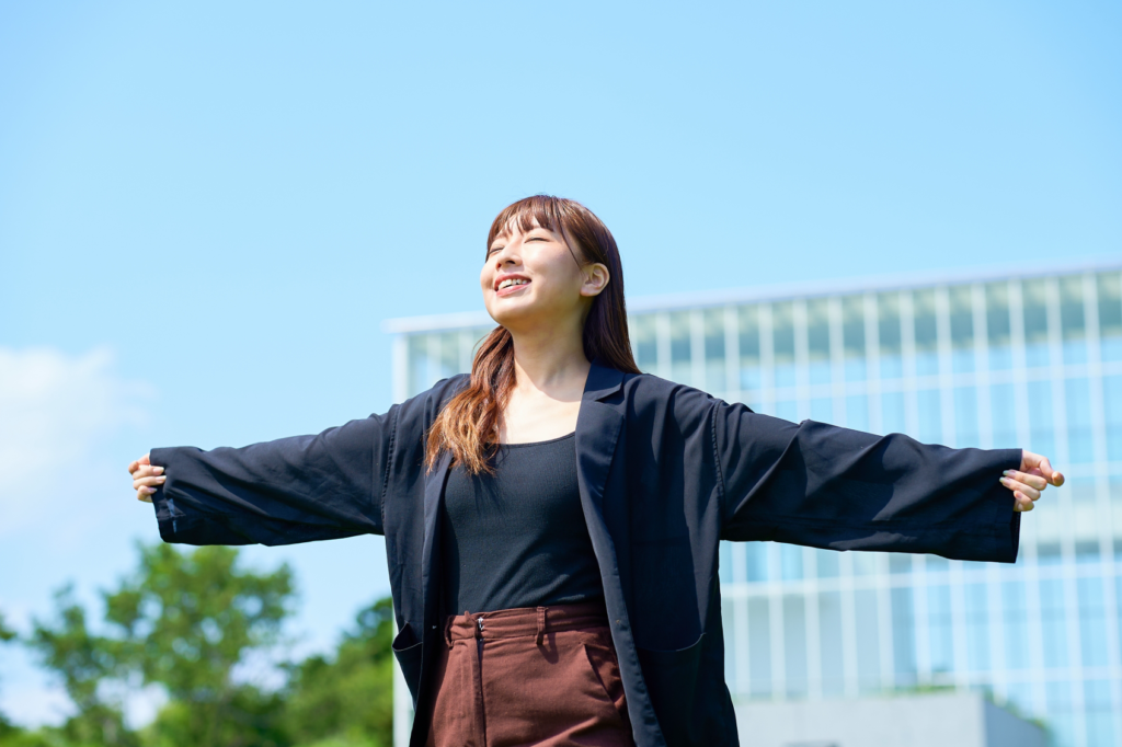深呼吸する女性